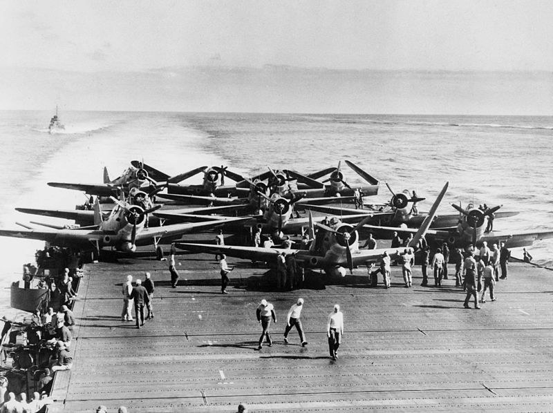 Bevetésre váró amerikai TBF torpedóvető gépek a midway-i csatában, az USS Hornet repülőgép-hordozó fedélzetén