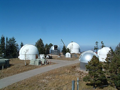 A Mt. Lemmon csúcsán gazdag távcsőpark szolgálja az University of Arizona csillagászait és hallgatóit (Bob Peterson)